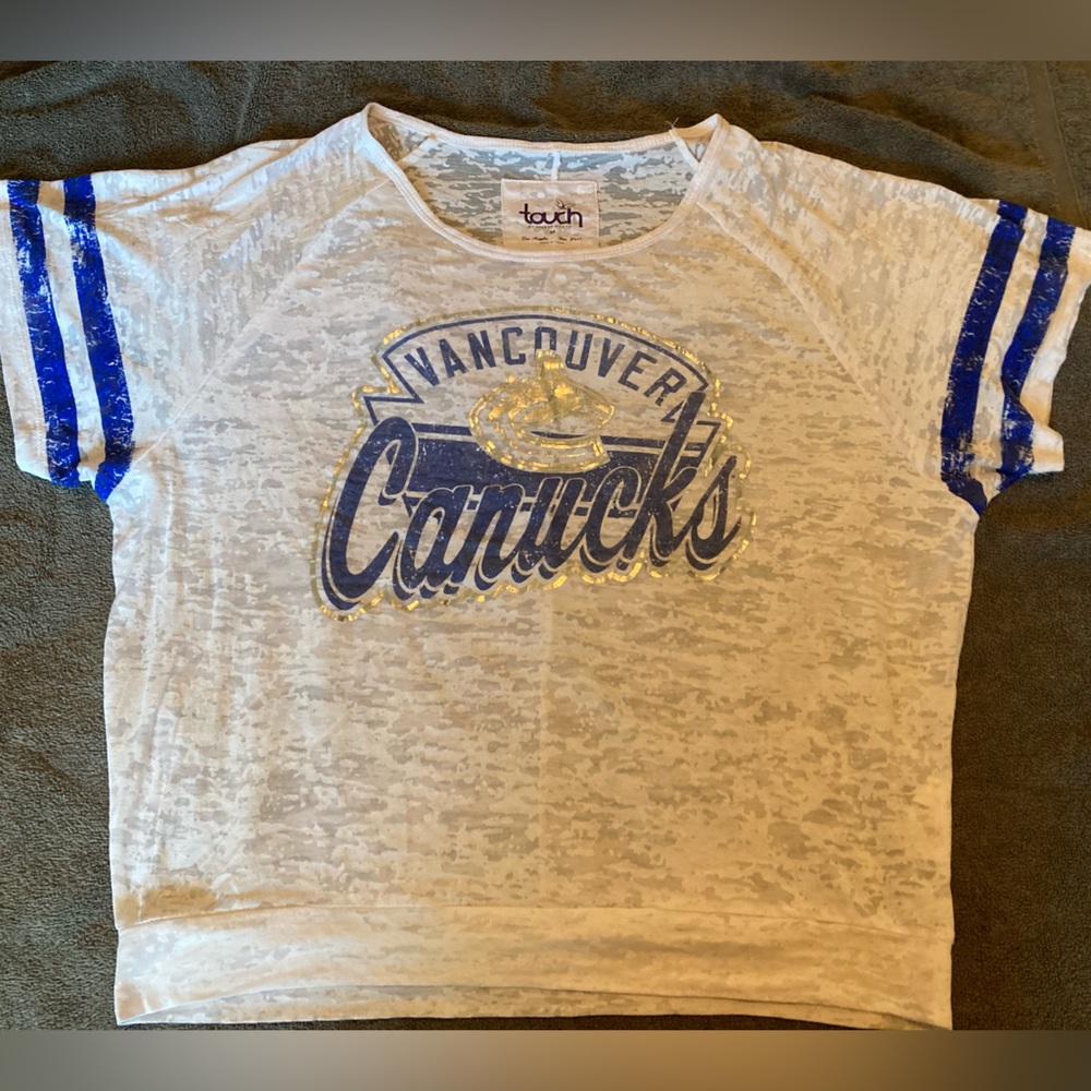 Women’s Canuck tee medium